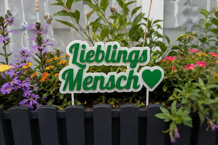 3D-Schriftzug "Lieblings Mensch" im Blumenkasten